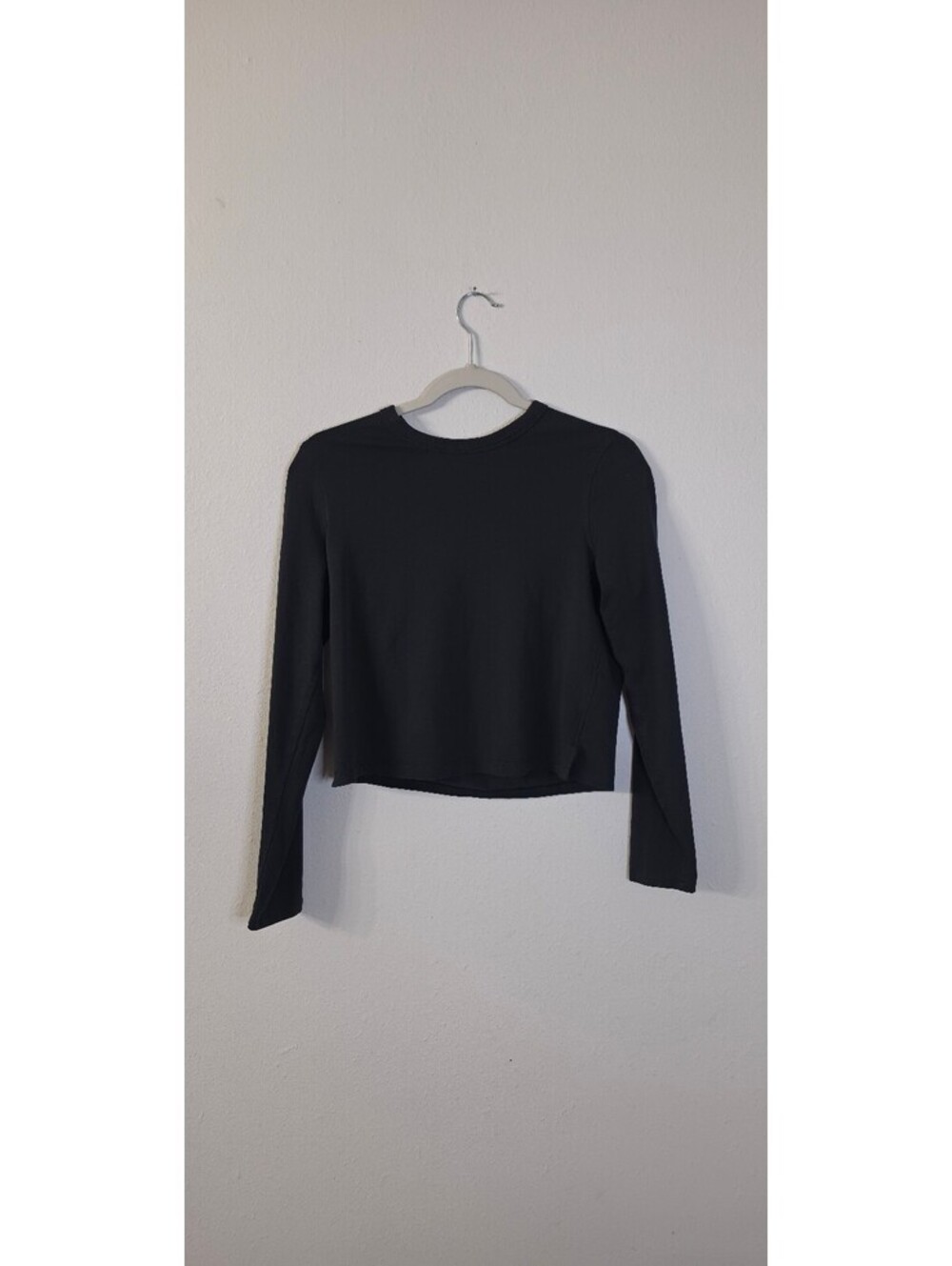 Lululemon Women’s Size 4 Black Cropped Long Sleeve Crewneck Athletic Top